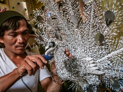 CRAFTS OF CANNED WASTE