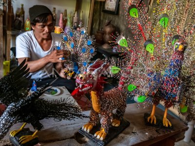 CRAFTS OF CANNED WASTE