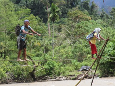 JEMBATAN TALI DI PEDALAMAN ACEH