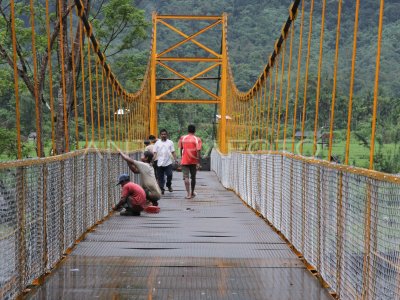 PEMBANGUNAN JEMBATAN GANTUNG DAERAH TERPENCIL