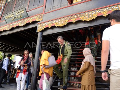 ATASE MILITER NEGARA SAHABAT KUNJUNGI RUMAH ADAT ACEH