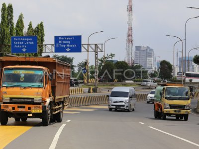 LARANGAN OPERASIONAL TRUK PADA MALAM TAHUN BARU | ANTARA Foto