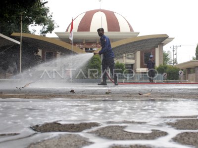PENYEMPROTAN CAIRAN DISINFEKTAN DI MASJID JELANG RAMADHAN