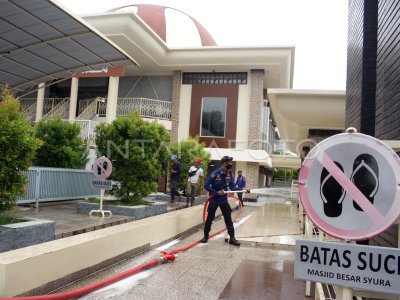 PENYEMPROTAN CAIRAN DISINFEKTAN DI MASJID JELANG RAMADHAN