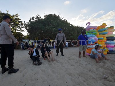 PENUTUPAN PANTAI SANUR SAAT PPKM DARURAT | ANTARA Foto