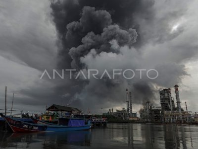 UPAYA PEMADAMAN KEBAKARAN KILANG PERTAMINA CILACAP | ANTARA Foto