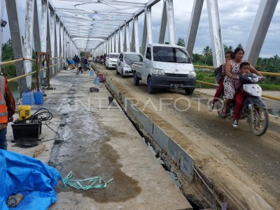 PERBAIKAN JEMBATAN JALUR TRANS SULAWESI | ANTARA Foto