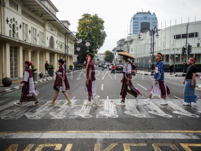 PENAMPILAN FESYEN DI RUANG PUBLIK