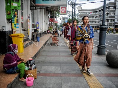 PENAMPILAN FESYEN DI RUANG PUBLIK