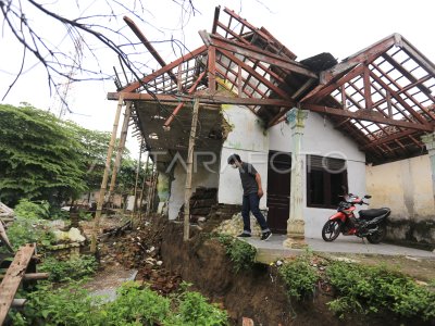 RUMAH RUSAK AKIBAT PERGERAKAN TANAH | ANTARA Foto