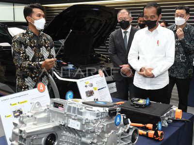 PRESIDEN LUNCURKAN MOBIL LISTRIK PERTAMA DIBUAT DI INDONESIA | ANTARA Foto