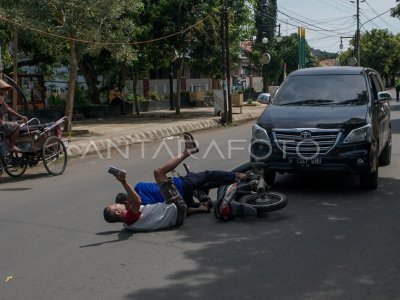 SIMULASI PENANGANAN KECELAKAAN LALU LINTAS | ANTARA Foto