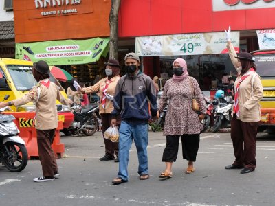 PRAMUKA BANTU MENGATUR LALU LINTAS | ANTARA Foto