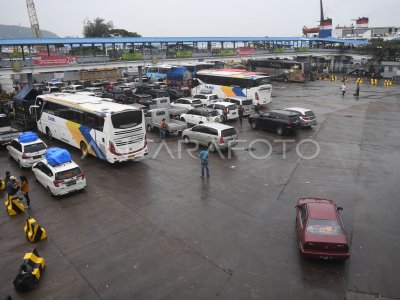 ARUS MUDIK DI PELABUHAN MERAK MULAI LENGANG | ANTARA Foto