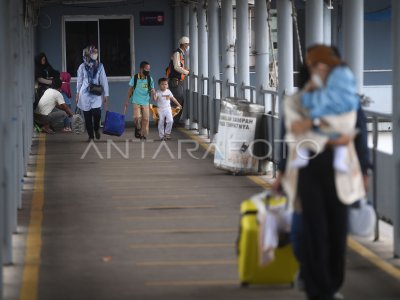 ARUS MUDIK DI PELABUHAN MERAK MULAI LENGANG | ANTARA Foto