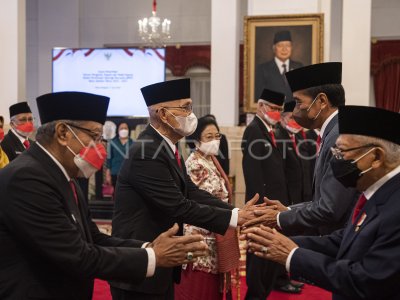 PRESIDEN JOKO WIDODO MELANTIK PENGURUS BPIP