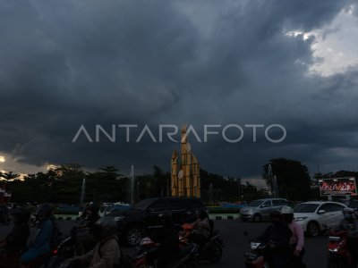 WASPADAI POTENSI CUACA EKSTREM DI KALBAR | ANTARA Foto