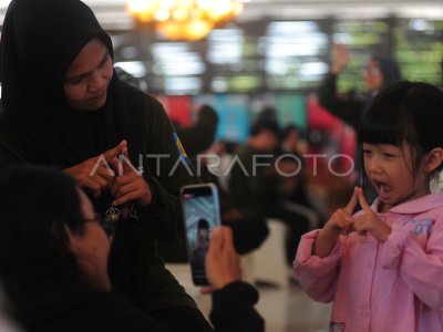 PERINGATAN HARI BAHASA ISYARAT DI PALEMBANG | ANTARA Foto