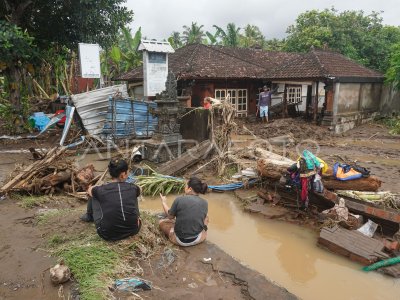 DAMPAK BANJIR BANDANG DI JEMBRANA BALI | ANTARA Foto