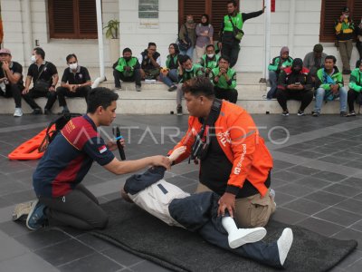 PELATIHAN PERTOLONGAN PERTAMA GAWAT DARURAT | ANTARA Foto