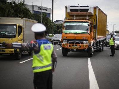 LARANGAN MELINTAS KENDARAAN SUMBU TIGA | ANTARA Foto