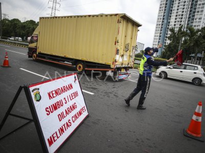 LARANGAN MELINTAS KENDARAAN SUMBU TIGA | ANTARA Foto