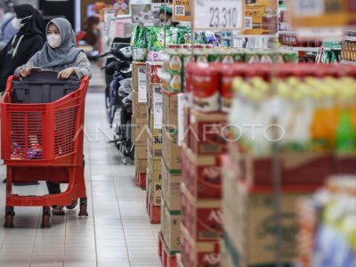 KONSUMSI RUMAH TANGGA DORONG PERTUMBUHAN EKONOMI 2023 | ANTARA Foto