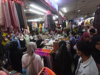 PENJUALAN BUSANA MUSLIM DI PASAR TANAH ABANG | ANTARA Foto