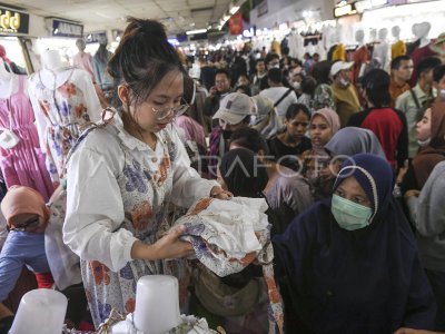 PASAR TANAH ABANG RAMAI JELANG LEBARAN | ANTARA Foto