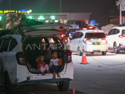 PUNCAK ARUS MUDIK DI GERBANG TOL CIKAMPEK | ANTARA Foto