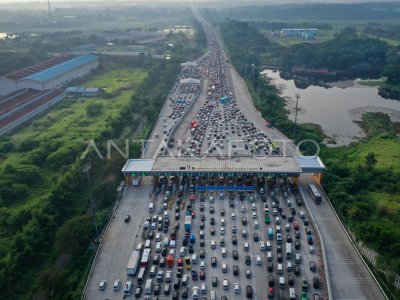 PUNCAK ARUS MUDIK DI GERBANG TOL CIKAMPEK | ANTARA Foto