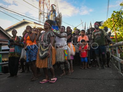 Tradisi Perarakan Patung Bunda Maria Di Agats | ANTARA Foto