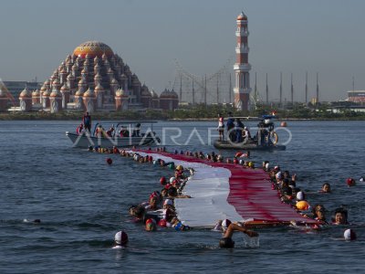 Pembentangan Bendera Merah Putih di perairan Makassar