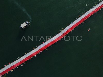 Pembentangan Bendera Merah Putih di perairan Makassar