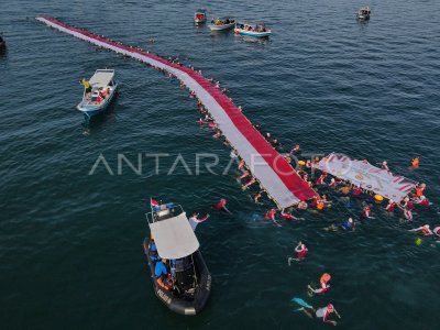 Pembentangan Bendera Merah Putih di perairan Makassar