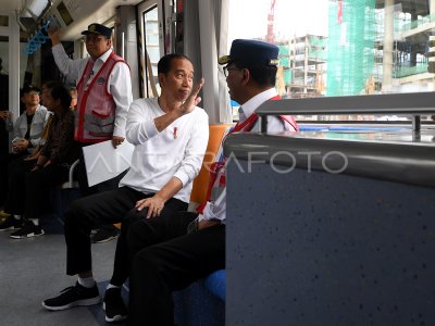 Presiden Jokowi mencoba kereta otonom di IKN