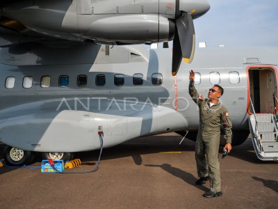 Fly the formation of the team of Cendrawasih in the framework of the UT TNI