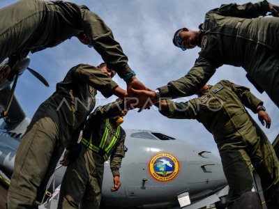 Fly the formation of the team of Cendrawasih in the framework of the UT TNI