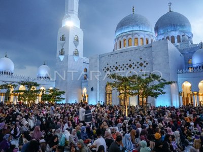 Open fasting in Syeikh Zayed Mosque