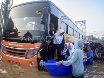 The workers were flooded in Bandung District