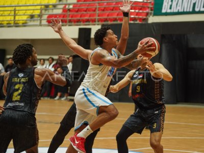 Bima Perkasa Jogja melawan Bali United Basketball