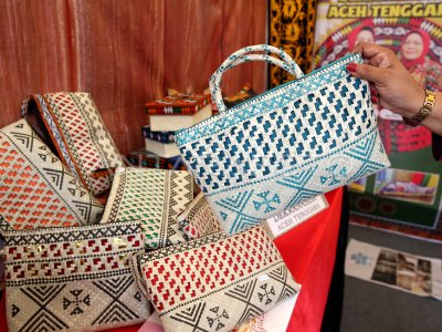 Produk kriya unggulan daerah 