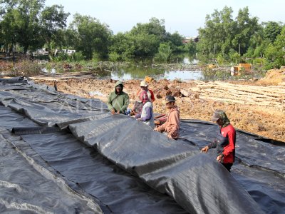 Proyek pembangunan tanggul sungai di Dumai