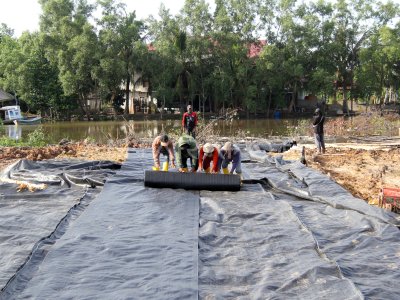 Proyek pembangunan tanggul sungai di Dumai