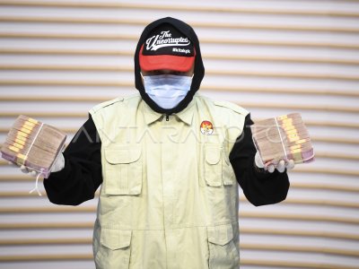 The Regent of Ponorogo, Sugiri Sancoko, has been detained by the Corruption Eradication Commission (KPK).