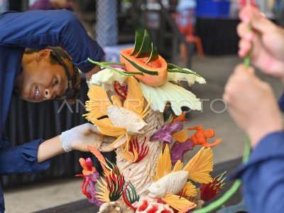 Lomba mengukir buah lokal