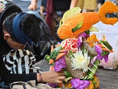 Lomba mengukir buah lokal