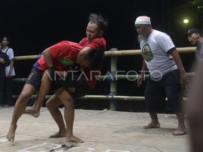 Tradisi tarung bebas pencak dor di Kediri