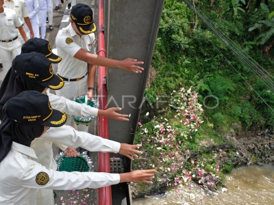 Tabur bunga hari pahlawan di Jembatan Progo