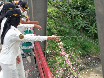 Tabur bunga hari pahlawan di Jembatan Progo